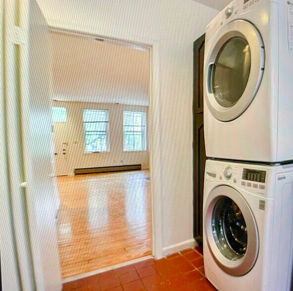 Building Photo - 1602 E St SE