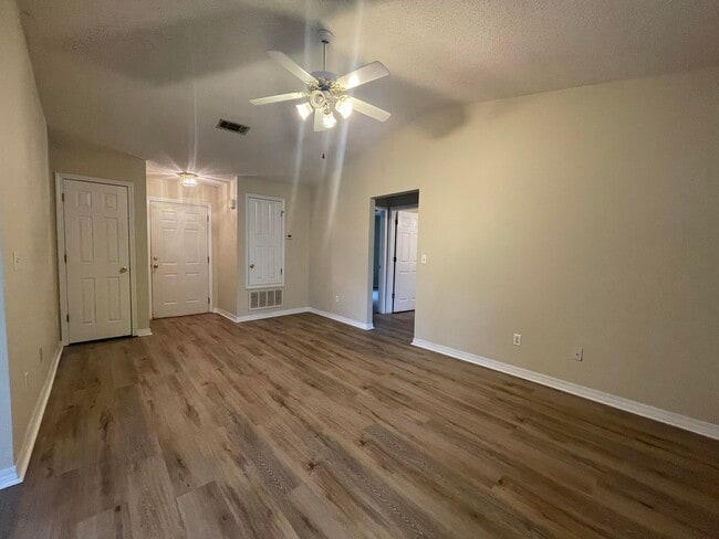 Building Photo - 240 Westview Dr