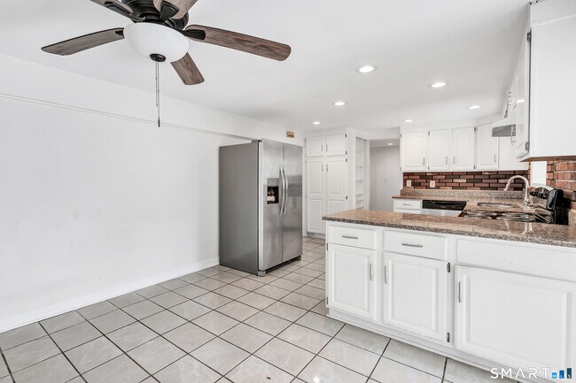 Building Photo - 7 Richards Ln