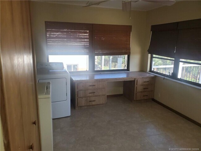 Building Photo - 4203 NE Skyline Dr