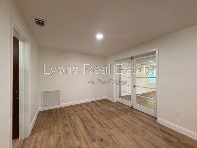 Building Photo - 10621 McGregor Blvd