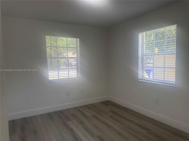 Building Photo - 1657 SW 44th Ave