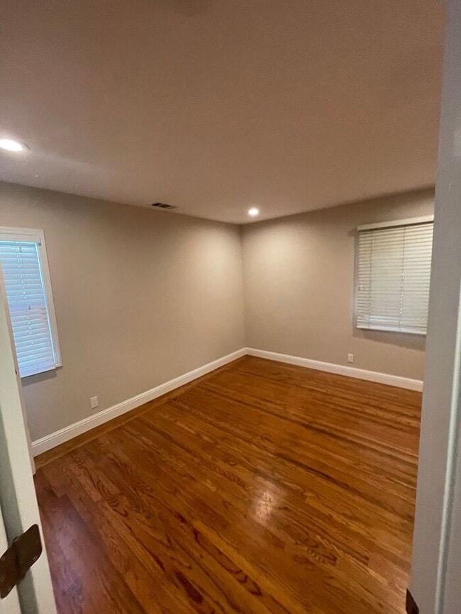 Building Photo - Great 3 Bedrooms 1 Bath home near Lake Chabot