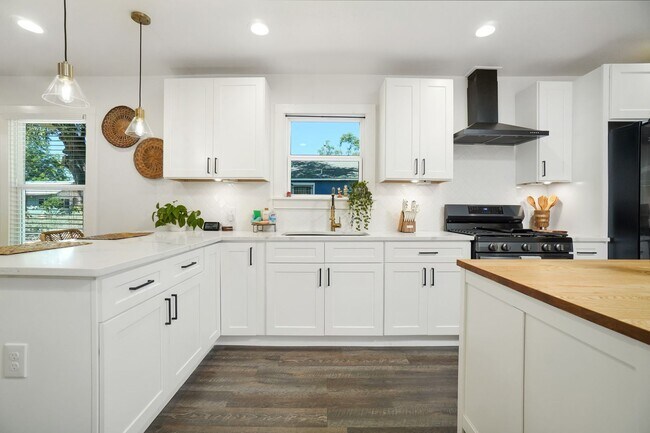 Building Photo - Gorgeous 3 bedroom, 2 ba home in the heart...