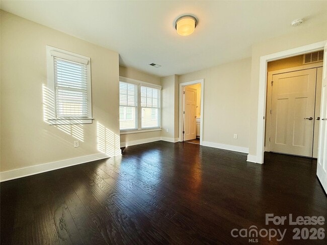 Building Photo - 1424 W 4th St