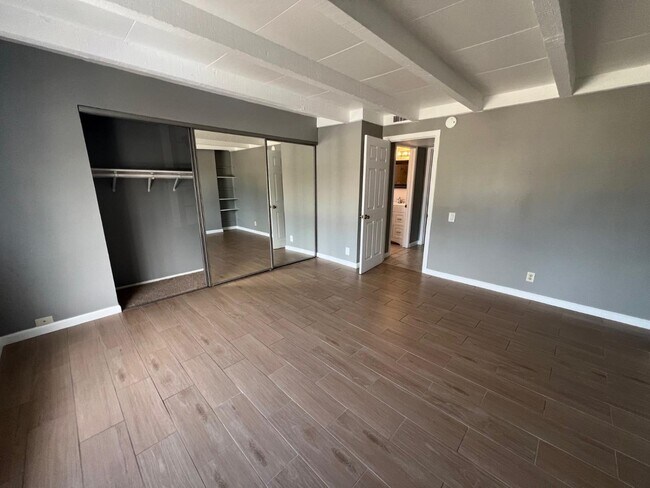 Building Photo - 528 Raintree Dr