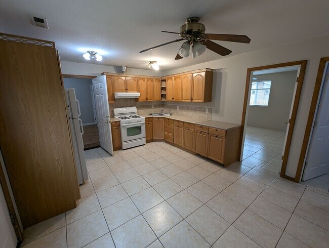 Building Photo - Spacious 6-Bedroom Home with 2 Kitchens! R...