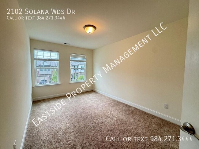 Building Photo - 2102 Solana Wds Dr