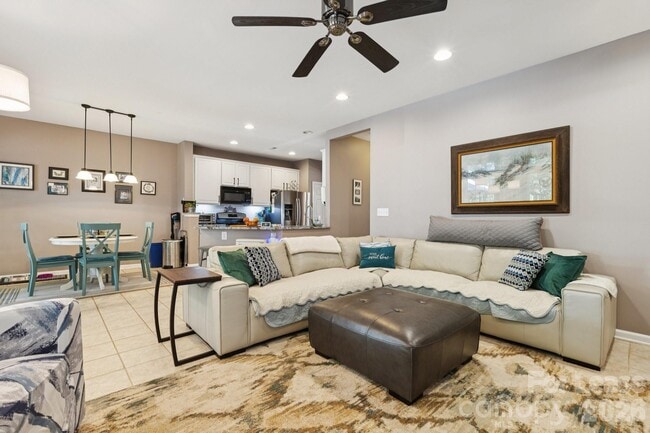 Building Photo - 6037 Queens Walk Ct