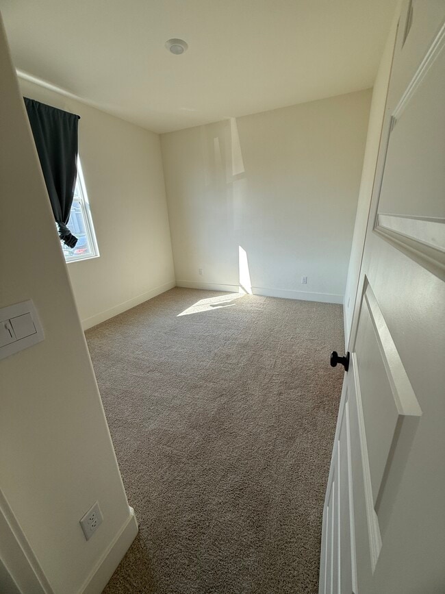 Building Photo - 402 Broadstone Ct