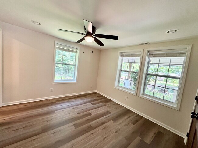Building Photo - 2 bedroom, 1 bathroom in Seneca
