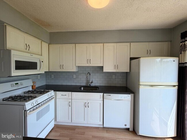 Building Photo - 99 Brookview Cir