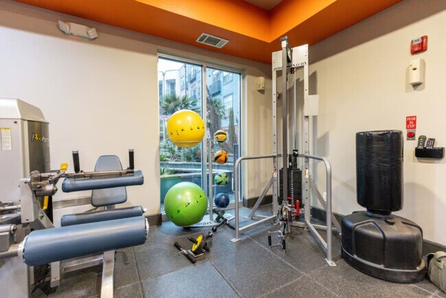 Building Photo - 264 N Walton St