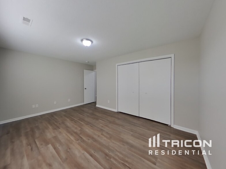 Building Photo - 2245 Lakecrest Dr