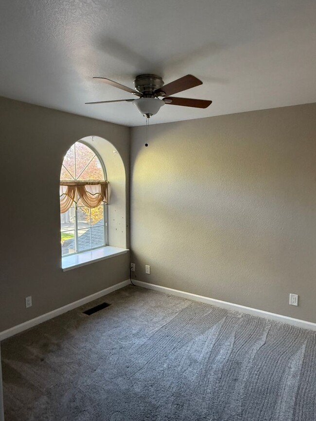 Building Photo - 3 bedroom 2.5 bathroom house in the heart ...