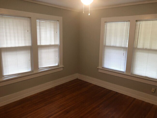Building Photo - Cute 2 bed, 1 1/2 bathroom house in betwee...