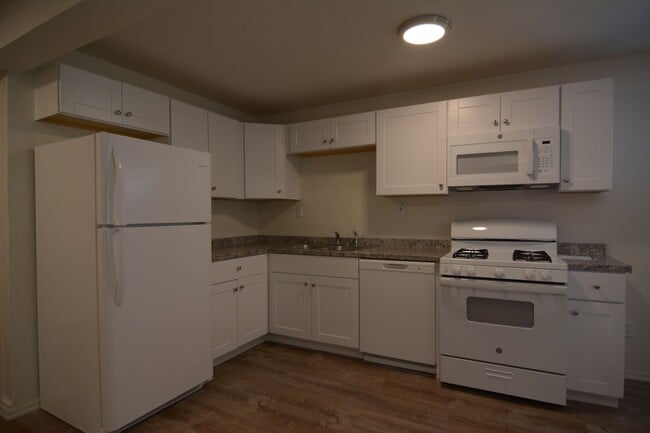 Building Photo - Remodeled 2 Bedroom 1 Bath House! (Back Unit) Central Tucson Location!