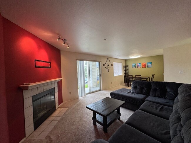 Building Photo - Comfortable & Convenient Condo in Renton
