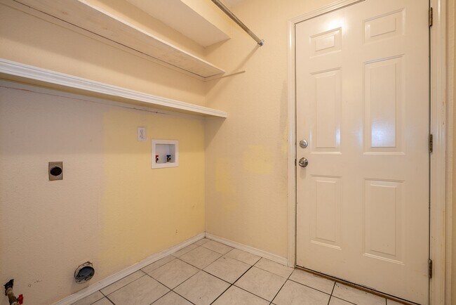 Building Photo - Charming 3 bedroom home with cozy fireplac...