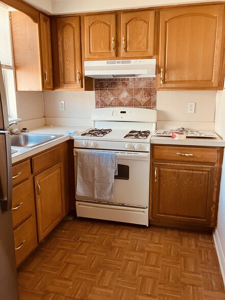 Kitchen - 2882 W Chester Pike