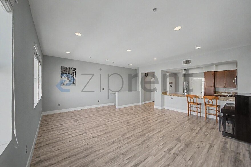 Building Photo - Unit 407