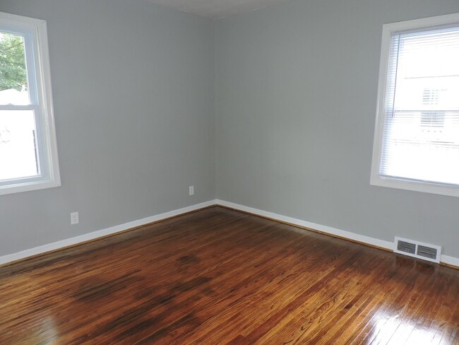 Building Photo - 2 bedroom, 1 bath house