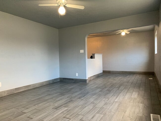 Building Photo - 4 Bedroom/2 Bathroom Home in Salt Lake City