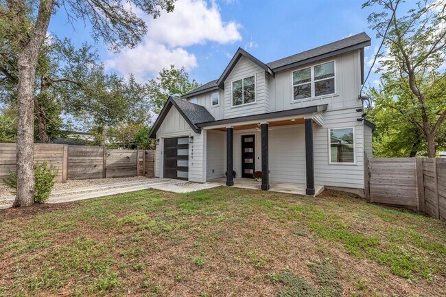 Building Photo - 2405 E 11th St