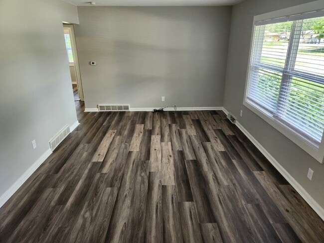 Building Photo - 1302 SW Lynn Dr