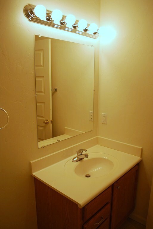 Building Photo - Modern 4 Bed 5 Bath Near UofA – Private Baths & Off-Street Parking