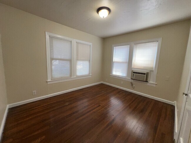 Building Photo - 1552 Lombardy St