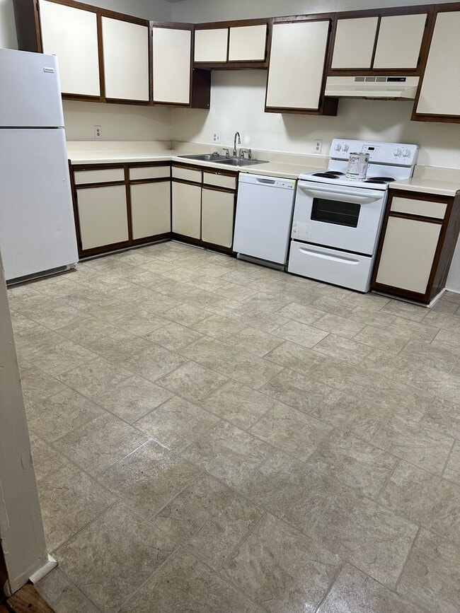 Building Photo - 4 bedroom 2.5 bathroom Townhouse