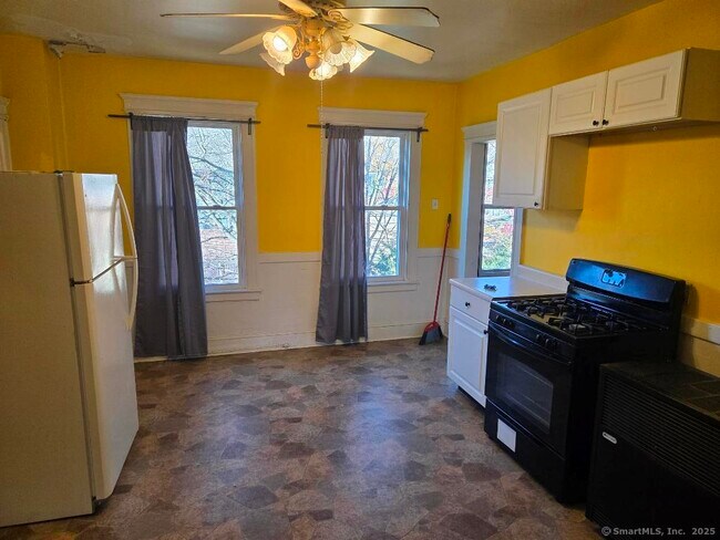 Building Photo - 67 Fox St