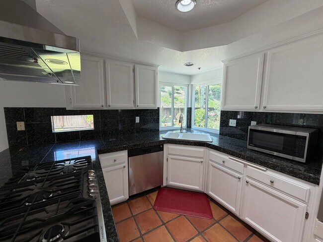 Building Photo - Beautiful 3 bed/3 bath In San Clemente