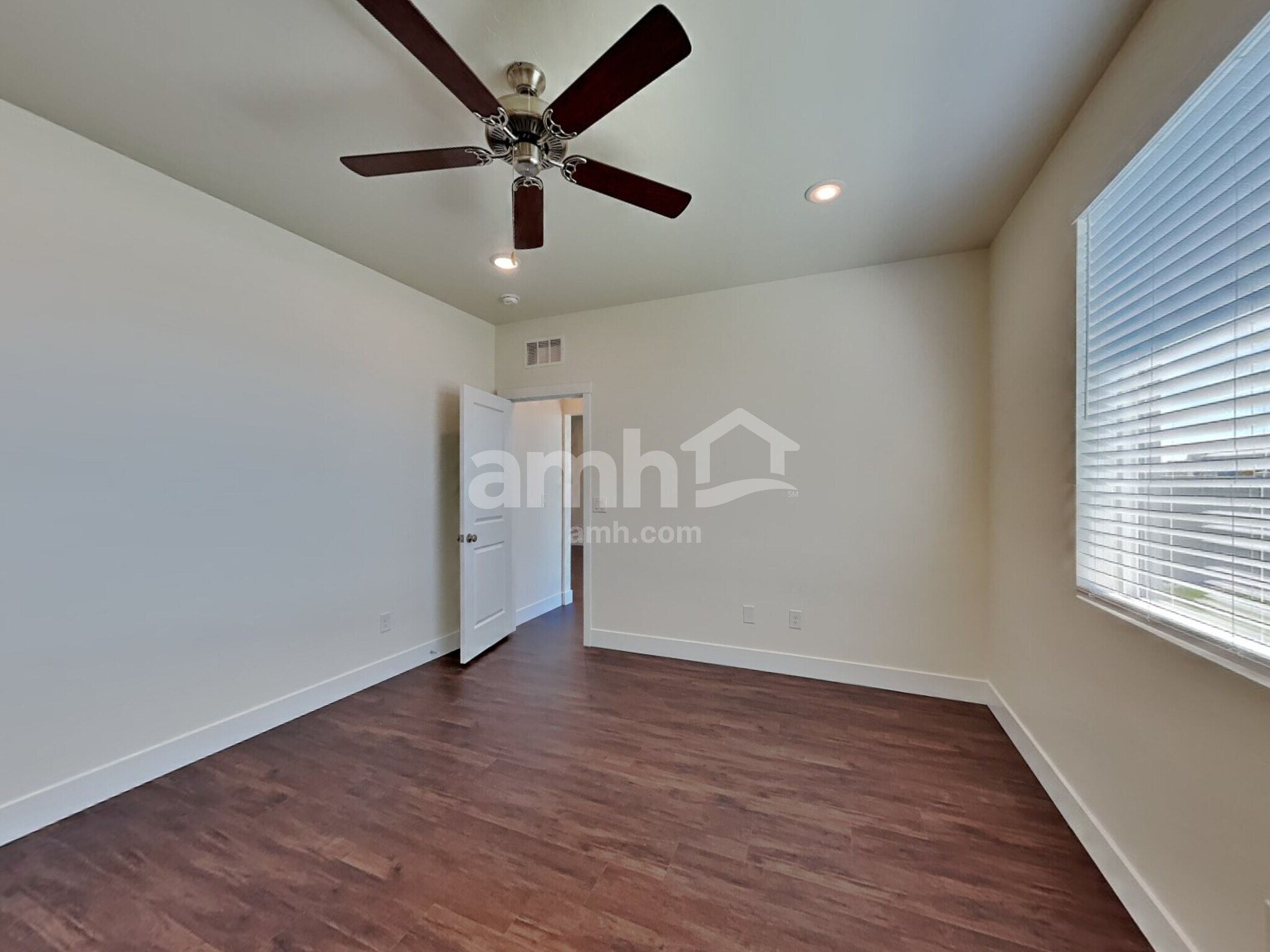 Building Photo - 1437 N Alderleaf Ave