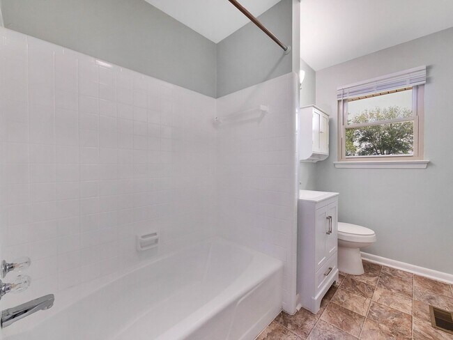 Building Photo - 450 Bouton Dr
