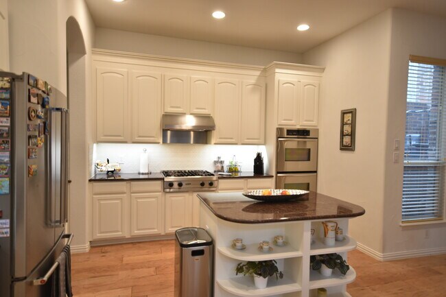 Building Photo - 5447 Wendover Dr
