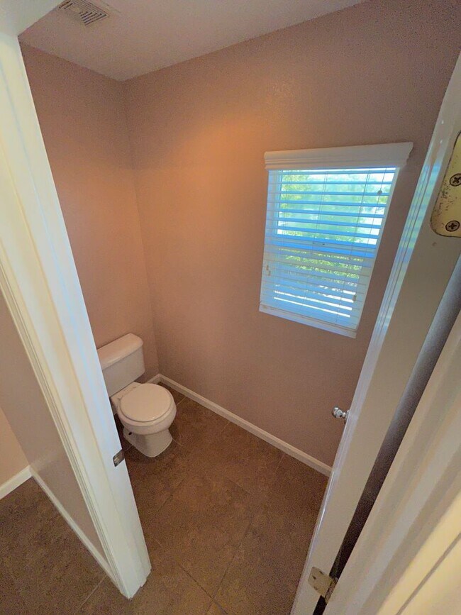 Building Photo - PRE-LEASE TODAY ! Available 5 bedroom! GREAT LOCATION!