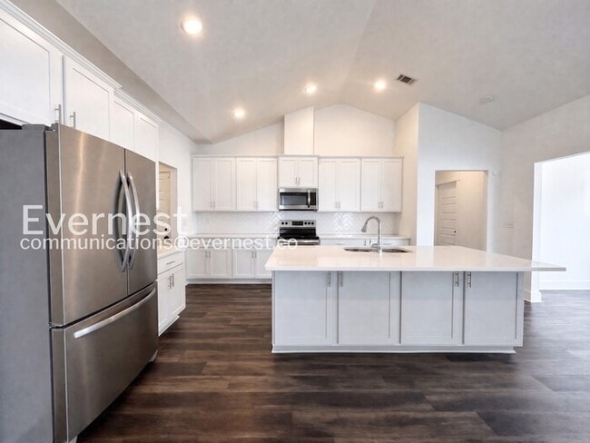 Building Photo - 3 Bed/2 Bath Home with Garage / Pet-Friendly / Available Now!