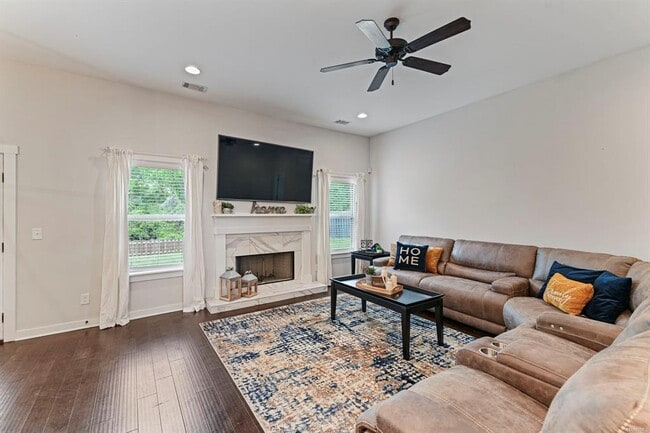Building Photo - 731 Hedgefield Way