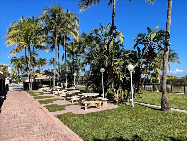 Building Photo - 2555 Collins Ave