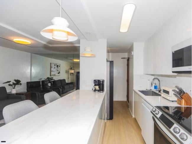 Building Photo - Renovated Fully Furnished 1 Bedroom at Dis...