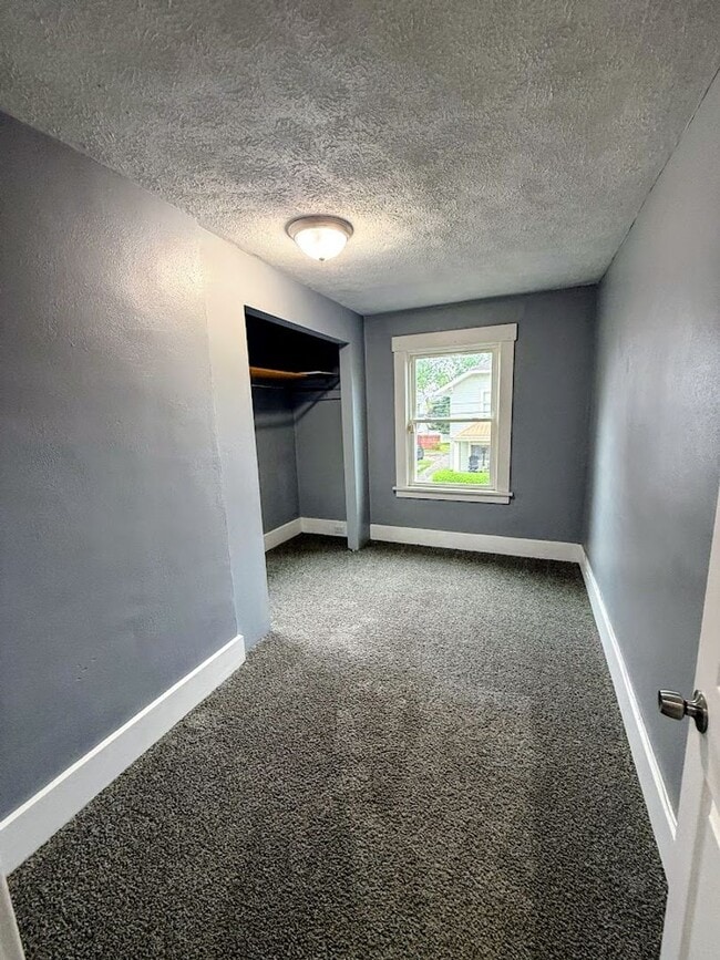Building Photo - Three bedroom one bathroom home for rent