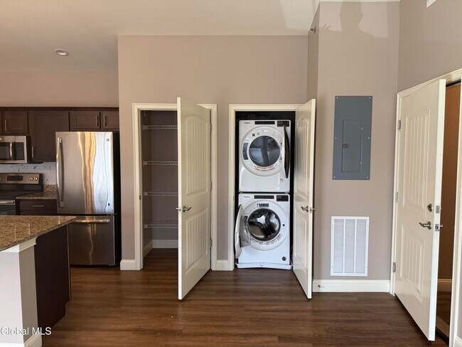 Building Photo - 48 Bavarian Wy