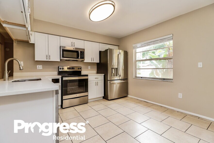 Building Photo - 4910 Hi Vista Cir