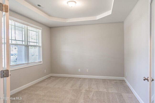 Building Photo - 412 Palisades Dr