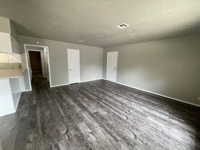 Building Photo - 2 Bedroom Duplex Close to Campus