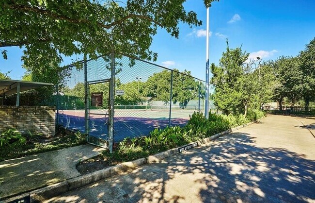 Building Photo - 10047 Westpark Dr