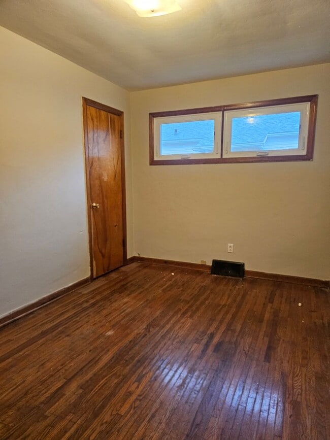 Building Photo - Cozy, great location!