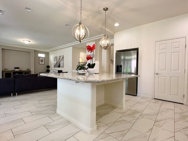 Building Photo - 4Bdrm/2.5bath Single Family Home - Fully Furnished